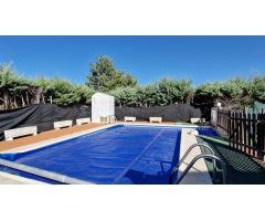 Chalet con piscina en Eurovillas