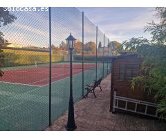 Parcela con pista de tenis