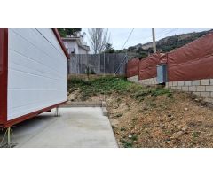 Se vende terreno con casa prefabricada