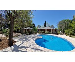 Se vende chalet con jardín y piscina