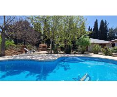 Se vende chalet con jardín y piscina