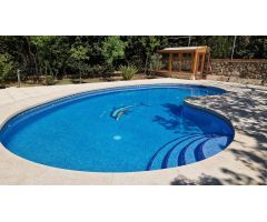 Se vende chalet con jardín y piscina