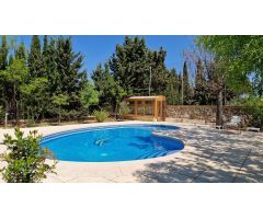 Se vende chalet con jardín y piscina