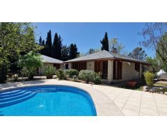 Se vende chalet con jardín y piscina