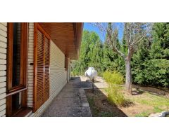 Se vende chalet con jardín y piscina