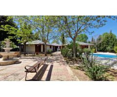Se vende chalet con jardín y piscina