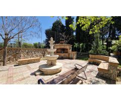 Se vende chalet con jardín y piscina