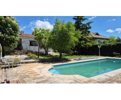 Chalet con gran garaje que ofrece muchas posibilidades.