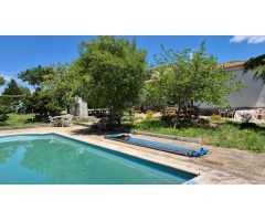 Chalet con gran garaje que ofrece muchas posibilidades.