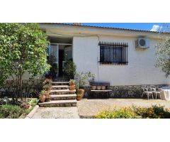 Chalet con gran garaje que ofrece muchas posibilidades.