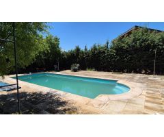 Chalet con gran garaje que ofrece muchas posibilidades.