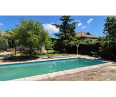 Chalet con gran garaje que ofrece muchas posibilidades.