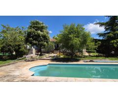 Chalet con gran garaje que ofrece muchas posibilidades.
