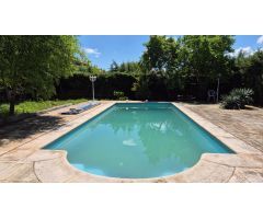 Chalet con gran garaje que ofrece muchas posibilidades.
