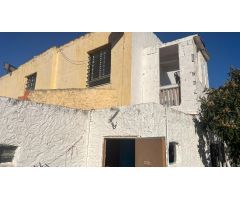 Oportunidad Única:  Antiguo Restaurante con Vivienda y Piscina a un Paso del Mar, en zona industrial