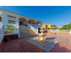 Villa independiente en venta   en  Pinos de Alhaurín-Málaga.