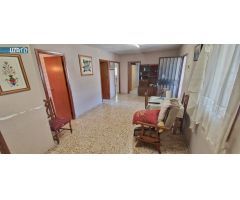 Oportunidad Única: Chalet de Origen en Venta con Amplias Instalaciones