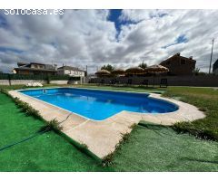 Casa con piscina climatizada y jardín en Villamartin de la Abadia