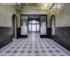 En venta la Casa Serra de Reus, un edificio residencial con estilo arquitectónico modernista.