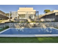 exclusiva casa de diseño con piscina y jardin