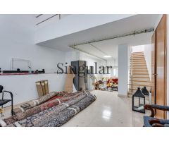 Amplio local comercial con terraza: Una oportunidad de inversión en el centro de Esplugues