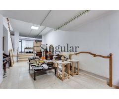 Amplio local comercial con terraza: Una oportunidad de inversión en el centro de Esplugues