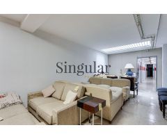 Amplio local comercial con terraza: Una oportunidad de inversión en el centro de Esplugues