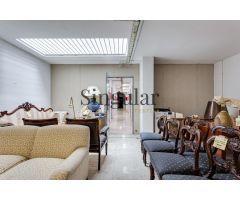 Amplio local comercial con terraza: Una oportunidad de inversión en el centro de Esplugues