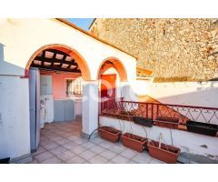 Casa en el casco antiguo de Castellar con gran garaje.
