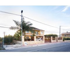 CASA CON PISCINA EN SANTA CRUZ