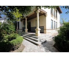 ¡Atención inversores! Casa Señorial en centro Alhendín con Solar edificable