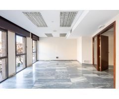 Magnifico piso u oficina en pleno centro de Granada.