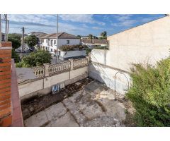 Casa con gran patio para reformar en Cardenal Parrado