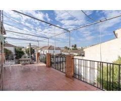 Casa con gran patio para reformar en Cardenal Parrado