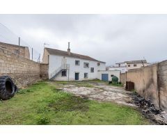 Casa adosada independiente con gran parcela en Jayena