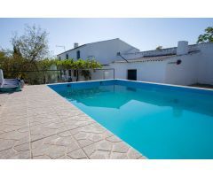 Cortijo con piscina en ubicación inmejorable en Garciez, Jaen