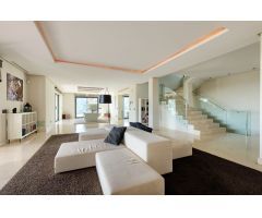 Villa de Lujo en Venta en Coristanco, Málaga