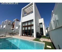 VILLA EN LOS BALCONES CON PISCINA Y SOLÁRIUM