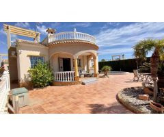 CHALET CON JARDÍN, ENTRADA PARA COCHE, SOLÁRIUM Y PISCINA JUNTO AL PARQUE NATURAL