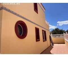 ADOSADO CON TRES DORMITORIOS, PISCINA Y JARDÍN EN UN ENTORNO ÚNICO DE NUESTRA COSTA