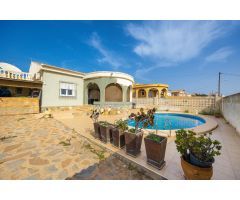CHALET CON PISCINA Y AMPLIA PARCELA
