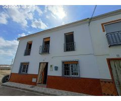 Gran casa de pueblo adosada con mucho potencial
