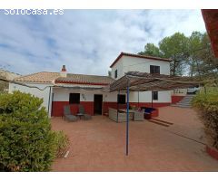 Casa rural independiente con piscina privada y olivos