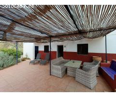 Casa rural independiente con piscina privada y olivos