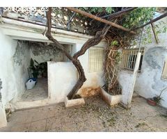 Casa de pueblo para reformar, con patio y cochera