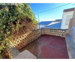 Casa de pueblo para reformar, con patio y cochera