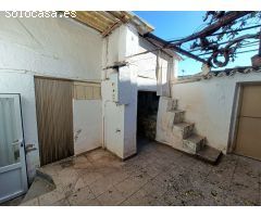 Casa de pueblo para reformar, con patio y cochera