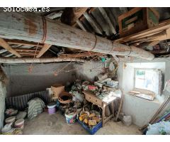 Casa de pueblo para reformar, con patio y cochera