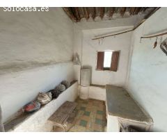 Casa de pueblo para reformar, con patio y cochera