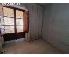 Casa de pueblo para reformar, con patio y cochera